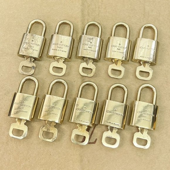 Authentic LOUIS VUITTON LV 10 SET PADLOCK KEY BAG CHARM CADENA GOLD PLATED - Picture 3 of 4